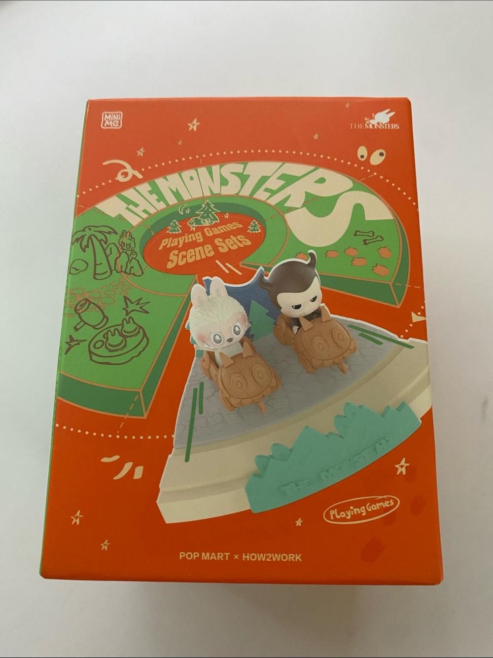 POP MART The Monsters Playing Games Scene Set - Orange & Green